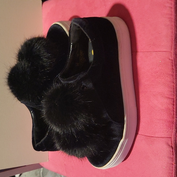 Pompom Sneakers - Picture 3 of 8